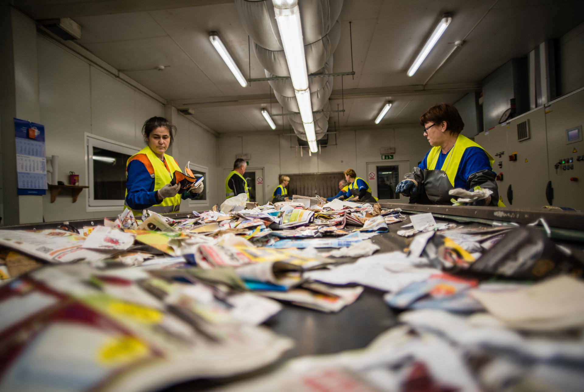 сортировка документов в офисе. сортировщик ценностей. упорядочение документов. много документов. сортировщик документов.